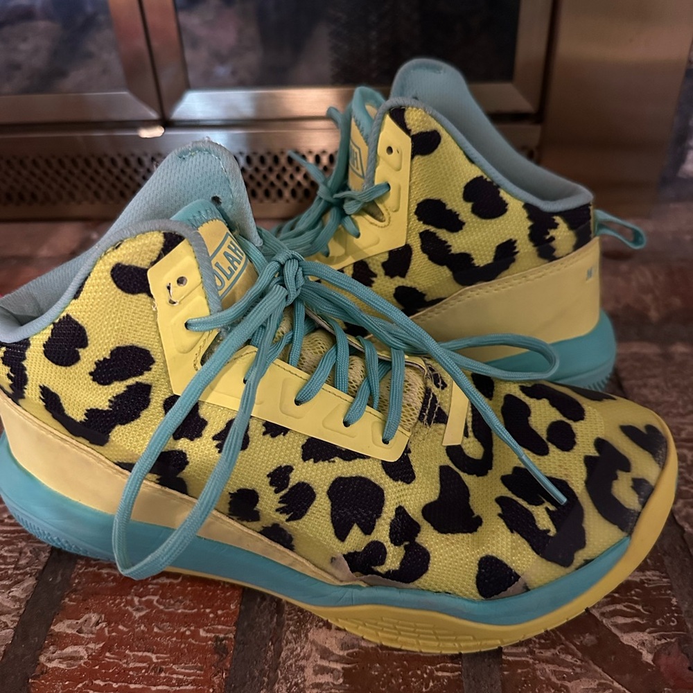 Yellow and Blue High-Top Basketball Shoes with Leopard Print